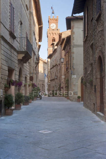 Середньовічна вулиця та годинникова вежа, П'єнца, Італія — стокове фото