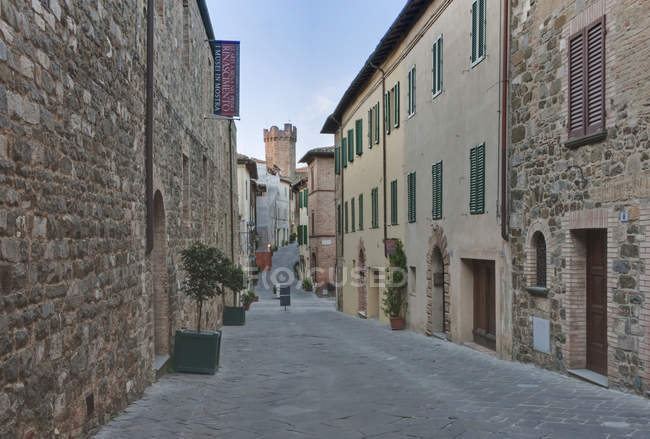 Mittelalterliche Straße in der Dämmerung, montalcino, italien — Stockfoto