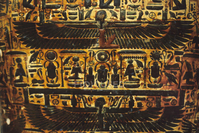 Sarcophage Extérieur avec hiéroglyphes, cadre complet, gros plan — Photo de stock