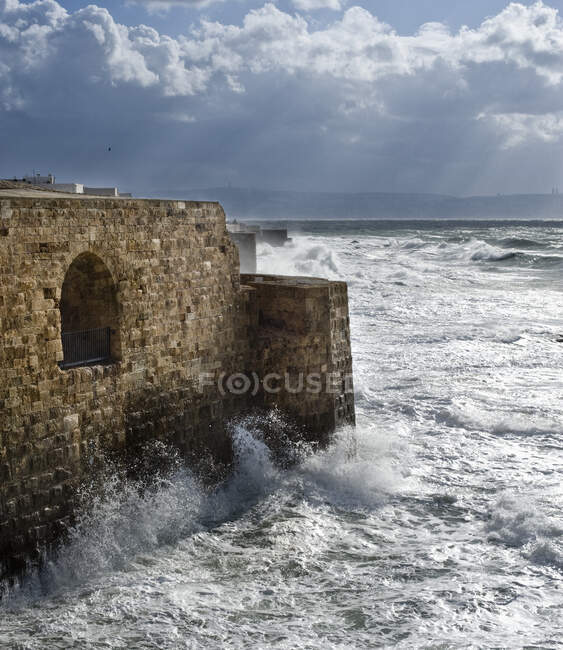 Хвилі вибухають над стародавніми мурами під час бурі — стокове фото