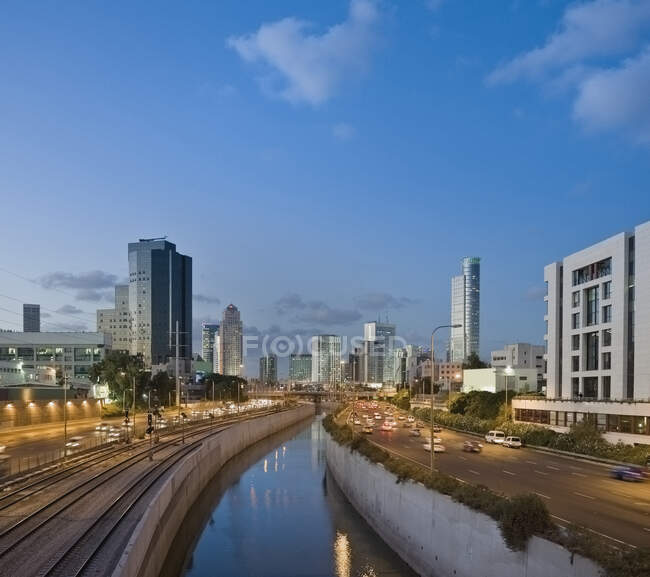 Traffic Flowing in and Out of Downtown Tel Aviv — Stock Photo
