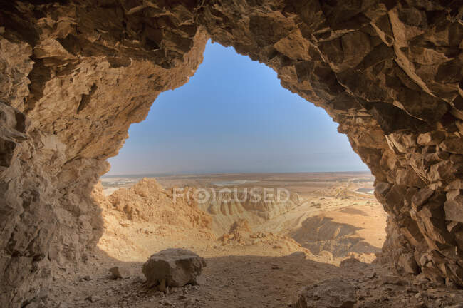 Paisagem incrível do deserto visto da caverna — Fotografia de Stock
