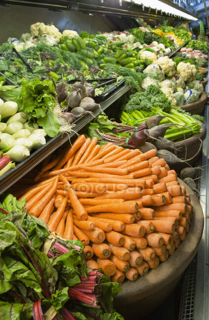 Vue à angle élevé des légumes frais en magasin — Photo de stock