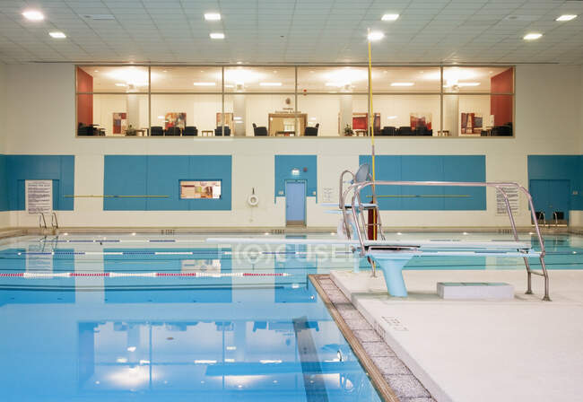 Quarto com vista para a piscina interior — Fotografia de Stock