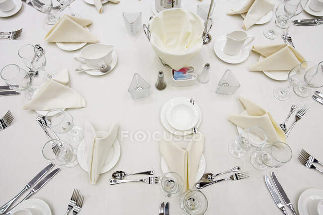Coloque as configurações na mesa redonda, vista de ângulo elevado — Fotografia de Stock