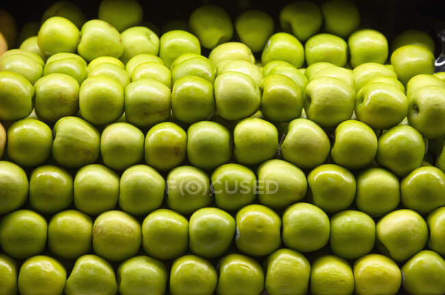Close-up view of fresh ripe green apples in store — Stock Photo