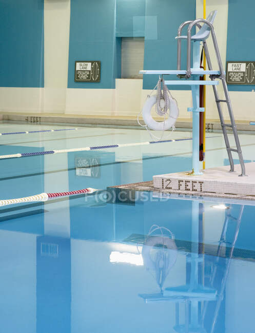 Suporte de salva-vidas e piscina — Fotografia de Stock