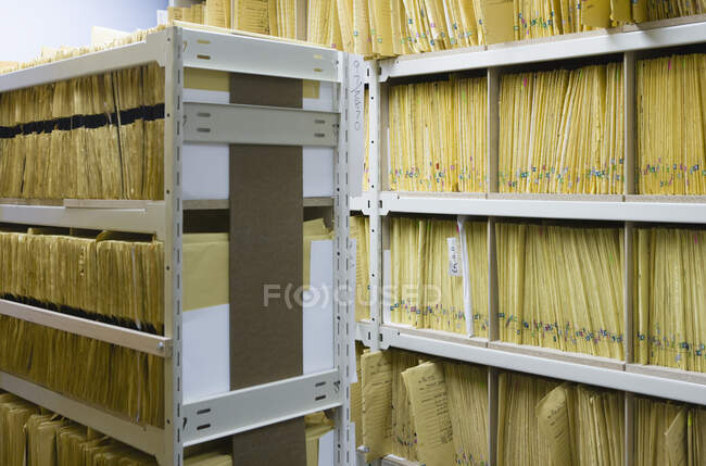 Arquivos médicos armazenados, registros em papel — Fotografia de Stock