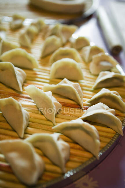 Chinese dumplings on bamboo tray, close-up — Stock Photo