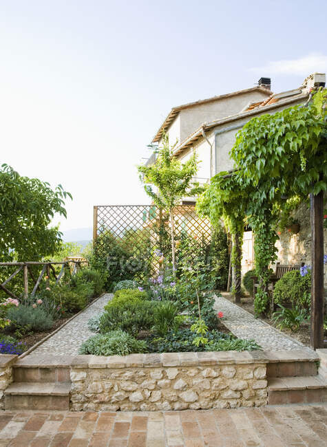 Bellissimo giardino con paesaggio duro e pareti — Foto stock