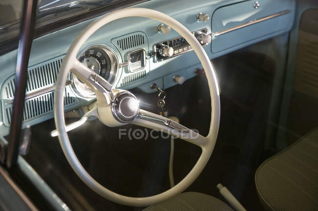 Carro vintage, volante e painel — Fotografia de Stock