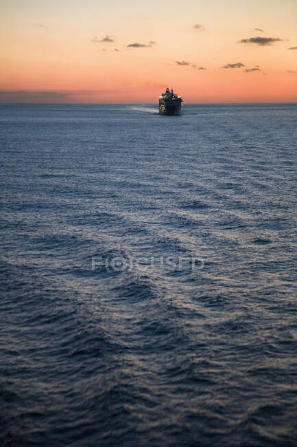 Luftaufnahme des Kreuzfahrtschiffes auf dem Wasser, Sonnenuntergang — Stockfoto