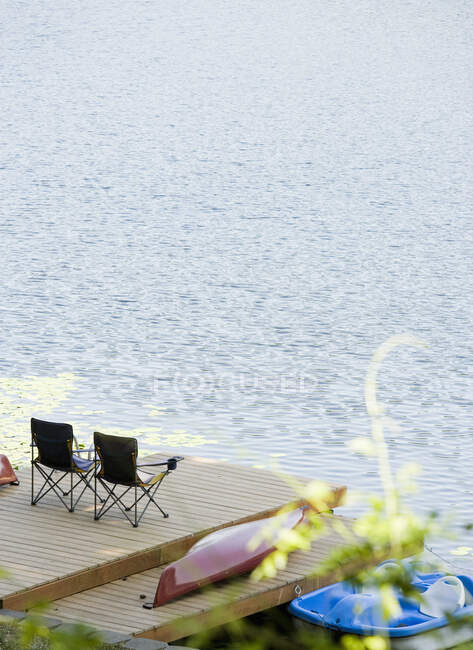 Chaises sur pont en bois près de la mer, vue à grand angle — Photo de stock