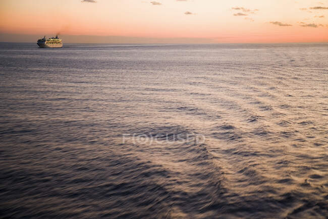 Круїзний корабель на воді на заході сонця — стокове фото