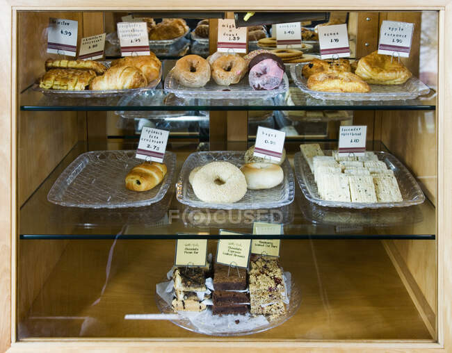 Balcão de padaria com bolos e donuts — Fotografia de Stock
