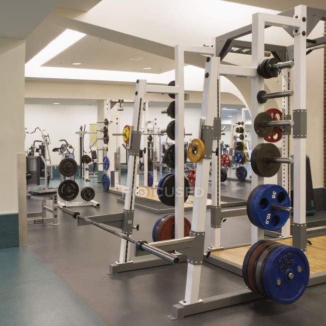 Sala de ginástica vazia com máquinas e equipamentos de peso — Fotografia de Stock