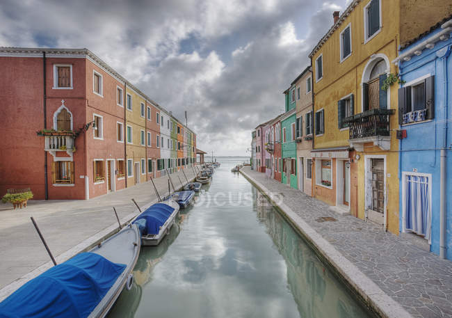 Дома и лодки на воде вдоль канала, Венеция, Италия — стоковое фото