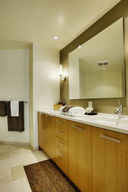 Salle de bain de luxe dans un immeuble moderne — Photo de stock