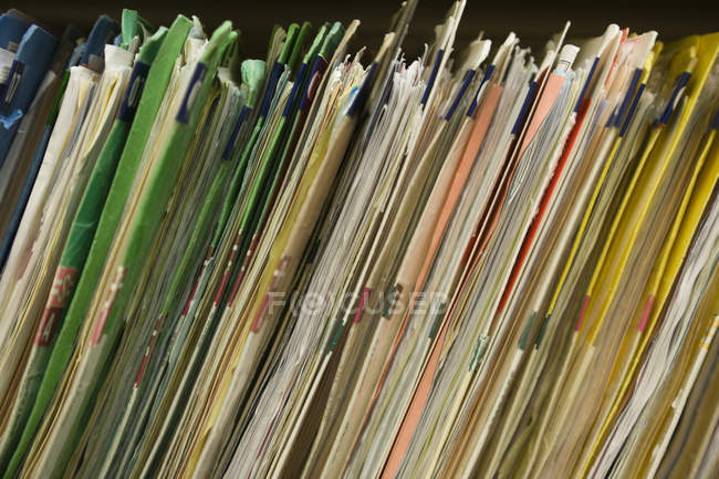 Dossiers médicaux des patients empilés sur étagère, cadre complet — Photo de stock