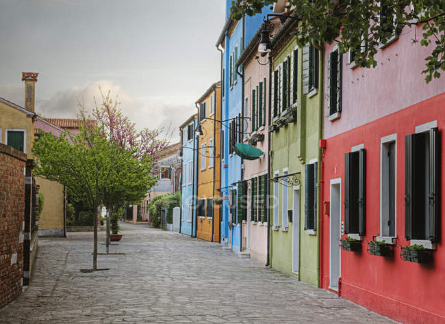 Edifícios residenciais coloridos em Veneza, Itália, Europa — Fotografia de Stock