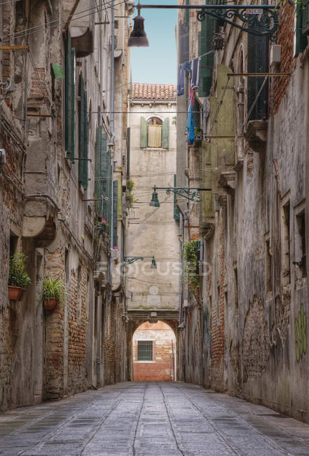 Alley between old world buildings in Venice, Italy, Europe — Stock Photo