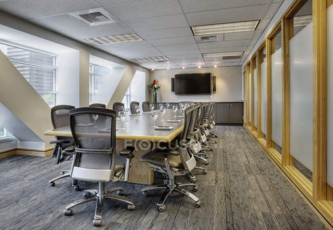 Пустой конференц-зал в роскошном высотном офисе — стоковое фото