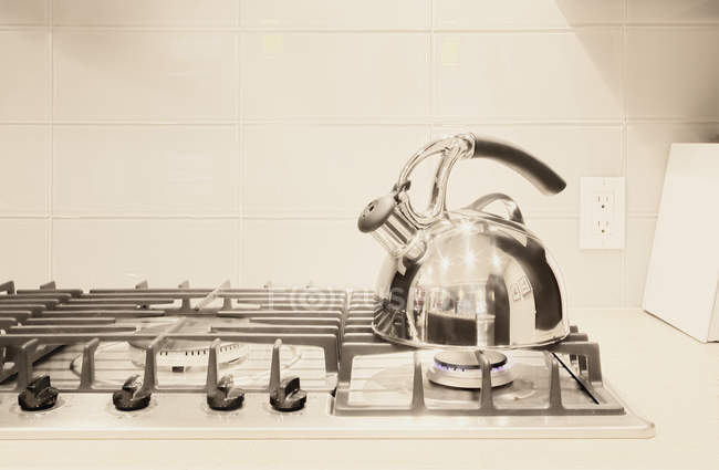 Chaleira de chá de aço inoxidável no fogão — Fotografia de Stock