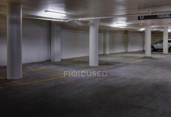 Garagem de estacionamento no edifício moderno highrise — Fotografia de Stock