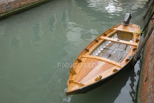 Boot auf kanalwasser in venedig, italien — Stockfoto