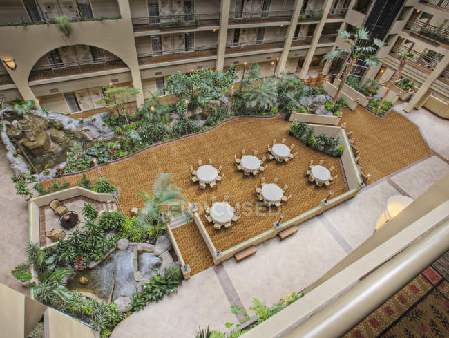 Tables dans la cour de l'hôtel, vue grand angle — Photo de stock