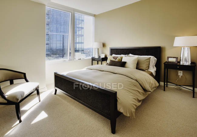 Chambre confortable dans un appartement de luxe de grande hauteur — Photo de stock