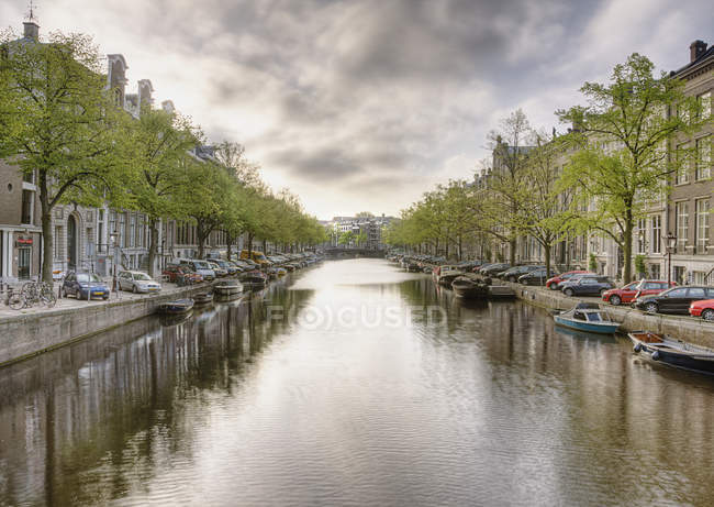 Barche in canale alberato in Amsterdam, Paesi Bassi — Foto stock