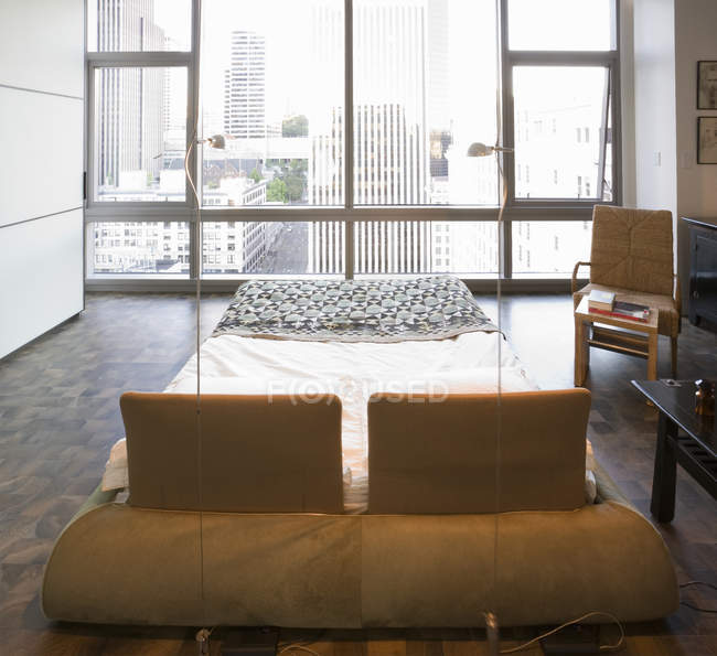 Modernes Schlafzimmer in Luxus-Hochhaus-Wohnung — Stockfoto