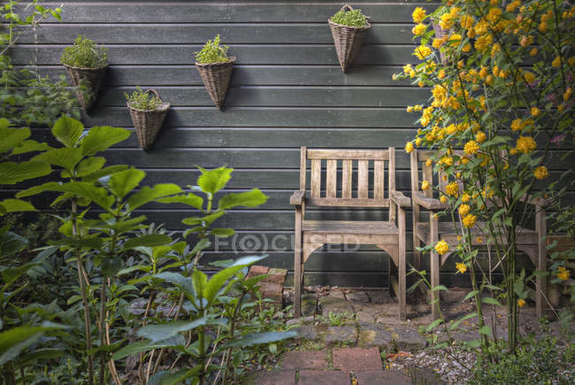 Chaises rustiques dans le jardin à Venise, Italie — Photo de stock