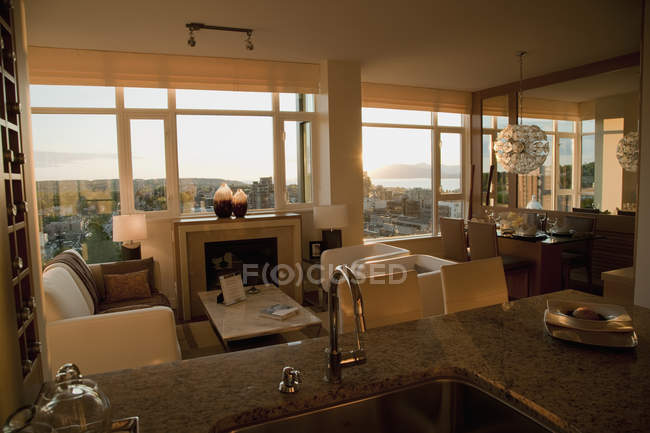 Condo avec plan d'étage ouvert, comptoir de cuisine et sièges modernes — Photo de stock