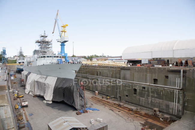 Construção naval com guindaste industrial, Esquimalt, British Columbia, Canadá — Fotografia de Stock
