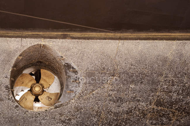 Вихлопний вентилятор в бетонній промисловій структурі — стокове фото