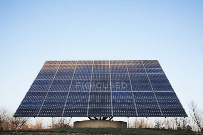 Sonnenkollektoren vor blauem Himmel, Sicht aus niedrigem Winkel — Stockfoto