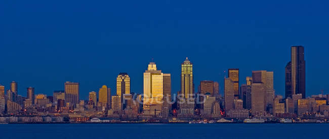 Skyline della città illuminato dalla luce del sole all'alba, Seattle, Washington, USA — Foto stock
