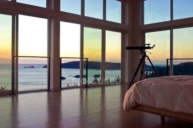 Телескоп у спальні з видом на океан в Орегоні, США — стокове фото