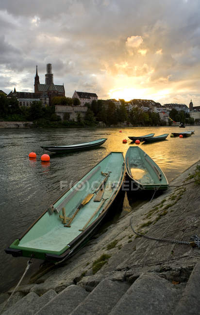 Barche in fiume al tramonto a Basilea, Svizzera — Foto stock