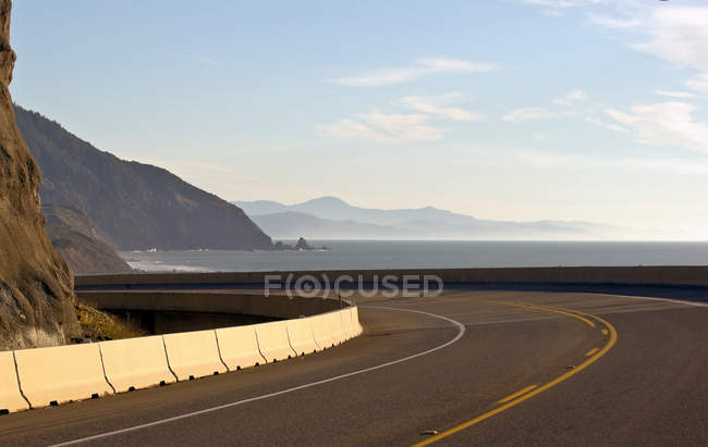 Strada costiera con montagne e paesaggi marini in Oregon, USA — Foto stock