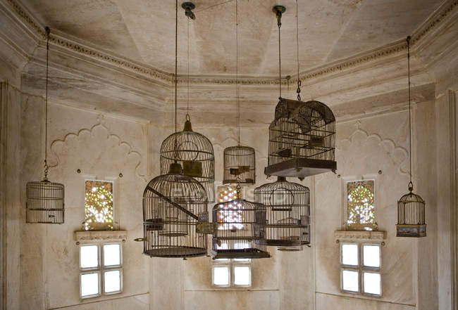 Jaulas de aves vacías en el Palacio de la Ciudad, Udaipur, Rajastan, India, Asia - foto de stock