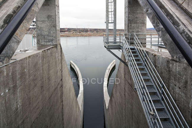 Closed dam floodgate structure over Columbia River water, Washington, USA — Stock Photo