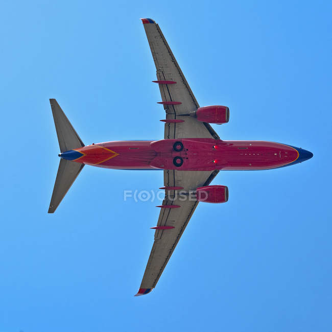 Vista en ángulo bajo del avión jet que vuela en Seattle, Washington, EE.UU. - foto de stock