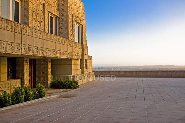 Building with carved brickwork design on sea shore of Los Angeles, California, USA — Stock Photo