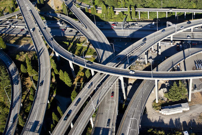 Vista aérea de la sinuosa autopista en Seattle, Washington, EE.UU. - foto de stock
