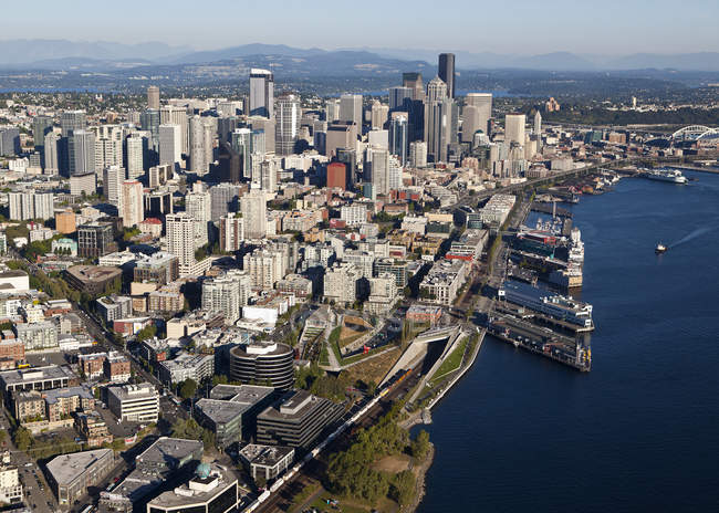 Prédios de escritórios e porto com navios na baía de Seattle, Washington, EUA — Fotografia de Stock