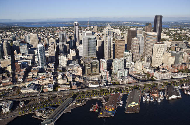 Edificios de oficinas y puerto con barcos en la bahía de Seattle, Washington, EE.UU. - foto de stock