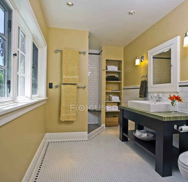 Современная ванная комната в Сиэтле, Вашингтон, США — стоковое фото